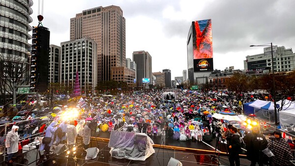 윤석열 대통령이 파면 된 후 첫 주말인 5일 토요일 오후, 비가 쏟아지는 궂은 날씨에도 100만 명(주최 측 추산)의 애국시민들이 광화문 광장에 모여 '국민저항권 국민대회'를 진행하고 있다. /대국본