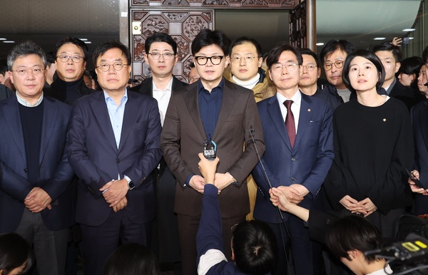 지난해 12월 4일 국회에서 기자회견을 가진 한동훈 당시 국민의힘 대표. 그의 주변에 선 의원 대부분이 친한계다. 친한계 의원 상당수가 2차 대통령 탄핵소추안 의결 때 찬성표를 던졌다. 국민의힘 내부에서는 이들에게 대통령 탄핵의 책임을 물어야 한다는 목소리가 터져나오고 있다. /연합