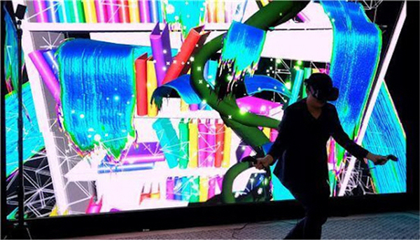 VR기기를 이용한 3차원 행위예술로 유명한 VR 아티스트 이재혁의 공연.