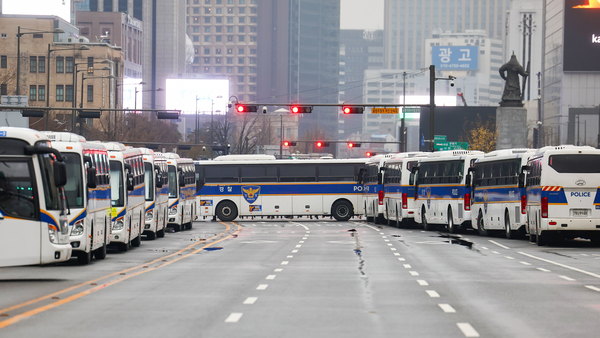 헌법재판소가 윤석열 전 대통령의 파면을 선고한 다음날인 5일 서울 종로구 광화문 광장 일대에 경찰 차벽이 설치돼 있다. /연합