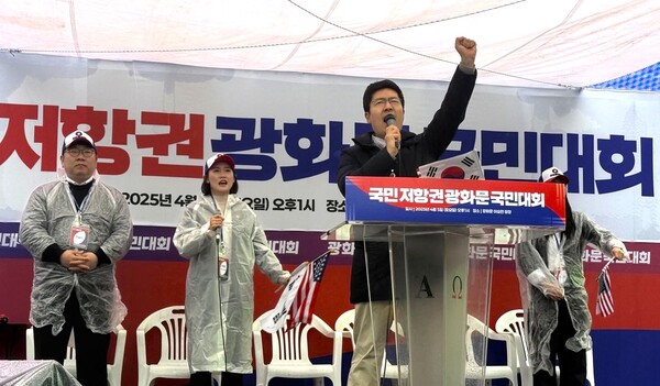 5일 서울시 광화문 광장 일대에서 진행된 ‘국민저항권 국민대회’에 많은 2030 청년들이 모였다. /대국본