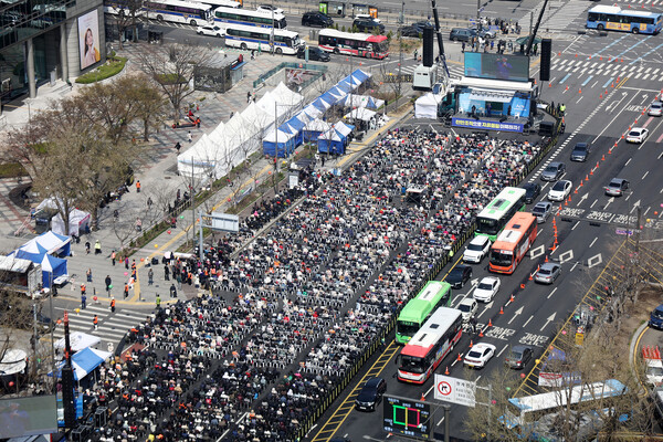 6일 서울 동화면세점 앞에서 '사랑제일교회, 광화문 주일 연합예배'가 열리고 있다. /연합