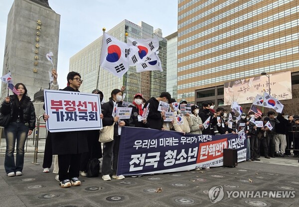 지난 3월 3일 서울 광화문 광장에서 열린 탄핵반대 청소년 시국선언 모습. 청소년들까지 탄핵반대 시국선언에 나섰다는 점을 표면적으로만 해석할 일은 아니다. ‘무당층’이 40%에 달하는 이유 또한 보여주고 있다. /연합