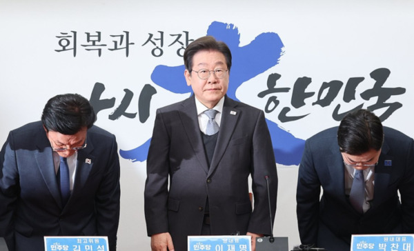 지난 4일 헌법재판소의 윤석열 대통령 탄핵심판 이후 입장발표 준비를 하는 이재명 더불어민주당 대표와 당 최고위원들. 이 대표는 윤 대통령이 탄핵당한 뒤 매우 여유로운 모습을 보여주고 있다. /연합