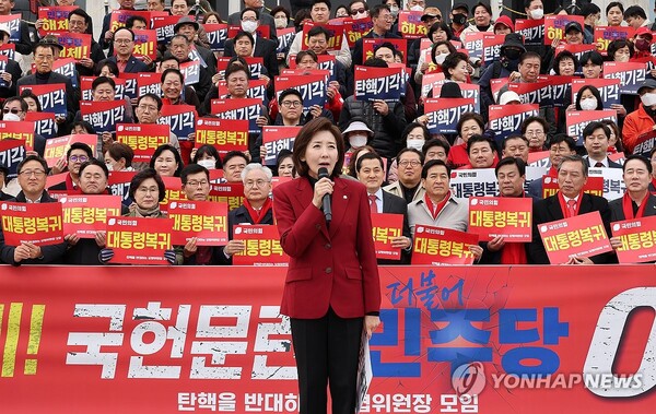 지난 2일 국회 본청 계단에서 열린 윤석열 대통령 탄핵반대 당협위원장 모임에서 나경원 의원이 발언하고 있다. 나경원 의원은 윤 대통령 탄핵반대 활동에 가장 적극적으로 나섰던 의원 중 한 명이다. /연합