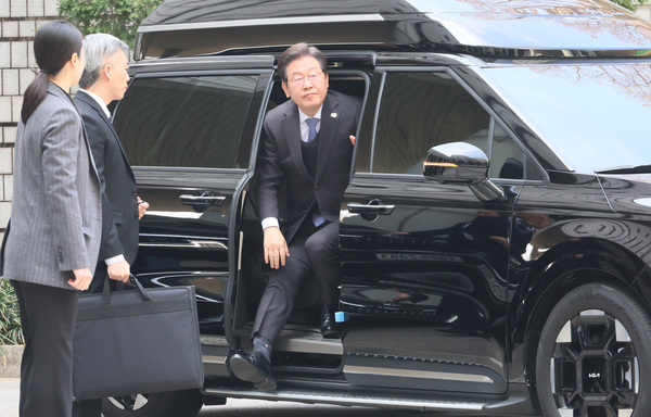 더불어민주당 이재명 대표가 8일 서울 서초구 서울중앙지법에서 열린 ‘대장동 배임·성남FC 뇌물’ 1심 속행 공판에 출석하기 위해 차에서 내리고 있다. /연합