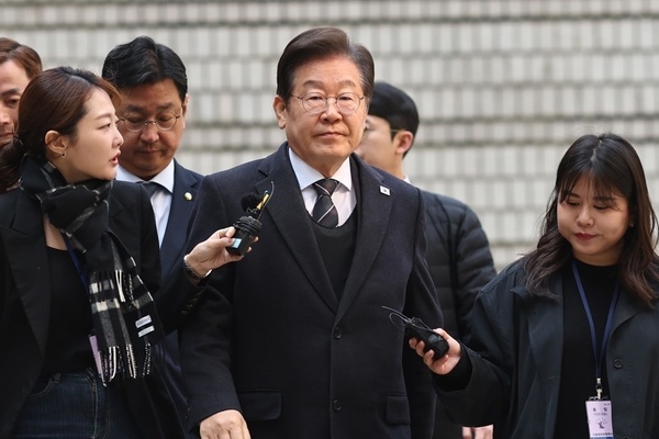 더불어민주당 이재명 대표가 1일 서울 서초구 서울중앙지법에서 열린 ‘대장동·위례·백현동·성남FC 사건’ 1심 공판에 출석하고 있다. /연합