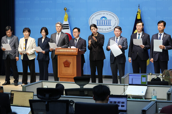 더불어민주당과 조국혁신당의 국회 법제사법위원회 위원들이 8일 서울 여의도 국회 소통관에서 한덕수 대통령 권한대행 국무총리의 헌법재판관 지명 철회를 촉구하는 기자회견을 하고 있다. /연합