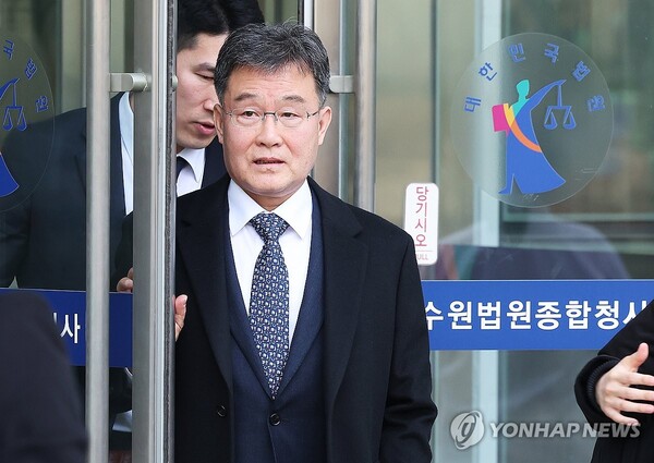 수원법원종합청사에서 나오는 김만배 씨. 대장동 의혹의 핵심인 화천대유 등 시행사의 실질적인 소유주로 알려졌다. 대장동 의혹은 이재명 전 더불어민주당 대표의 사법리스크 가운데 가장 덩치가 큰 건이었다. /연합