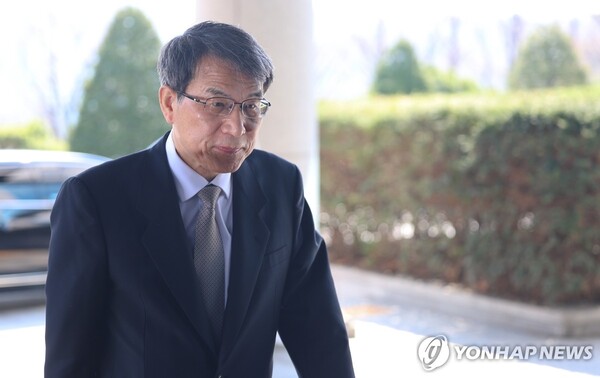 지난 7일 오전 경기 과천시 중앙선거관위원회에 출근하는 노태악 선관위원장. 대법관인 노 위원장은 노태강 전 문화체육관광부 차관의 동생이다. 노 전 차관은 박근혜 전 대통령이 "참 나쁜 사람"이라고 지목했던 것으로 알려져 있다. /연합