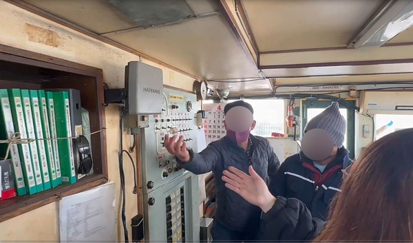 북한 원산항에 갔다가 급유를 위해 다시 부산항에 입항한 화물선 S호에 해경 관계자들이 승선해 현장을 확인하고 있다. 해경은 S호 선장 인도네시아인 A씨를 남북교류협력법 위반 혐의로 구속 송치했다. /연합