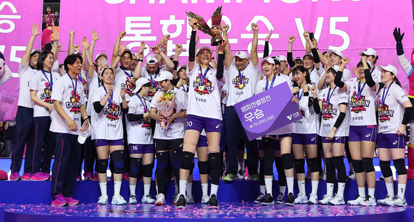 지난 8일 인천 삼산월드체육관에서 열린 프로배구 V리그 여자부 챔피언결정전 흥국생명과 정관장의 5차전 경기에서 승리하며 통합우승을 차지한 흥국생명 김연경이 트로피를 들고 기뻐하고 있다. /연합