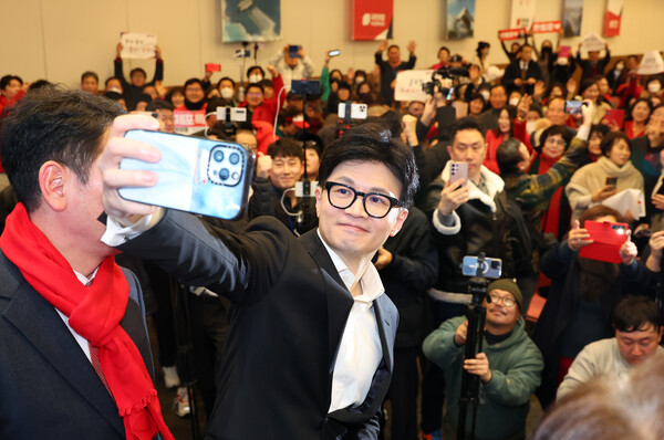 지난해 1월 10일 국민의힘 비상대책위원장이던 시절 한동훈 전 대표가 부산을 찾아 당원들과 만난 자리에서 셀카를 찍고 있다. 한 전 대표는 지난해 4월 총선을 앞두고서도 유세 중 지지자들과 셀카 삼매경에 빠져 많은 비판을 받았다. /연합