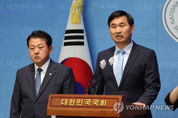 2023년 6월 김도균 전 수도방위사령관이 국회에서 더불어민주당 입당을 밝히고 있다. 왼쪽은 예비역 육군대장 출신 김병주 민주당 의원이다. /연합