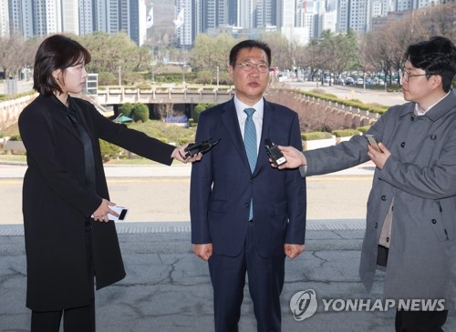 박성재 법무부 장관이 10일 과천 법무부 청사로 출근, 입장을 밝히고 있다. 헌법재판소는 이날 박 장관에 대한 국회의 탄핵소추를 기각했다. /연합