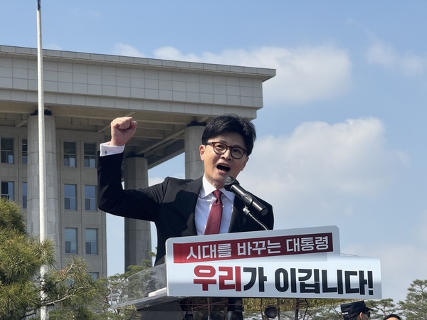 국민의힘 한동훈 전 대표가 10일 서울 여의도 국회 분수대 앞에서 대선 출마 선언을 하고 있다.