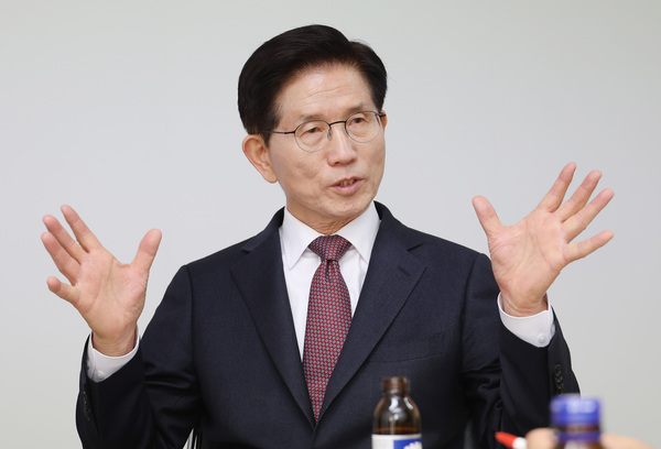 대선 출마를 선언한 김문수 전 고용노동부 장관이 10일 서울 여의도 대하빌딩에서 연합뉴스 취재진과 인터뷰하고 있다. /연합