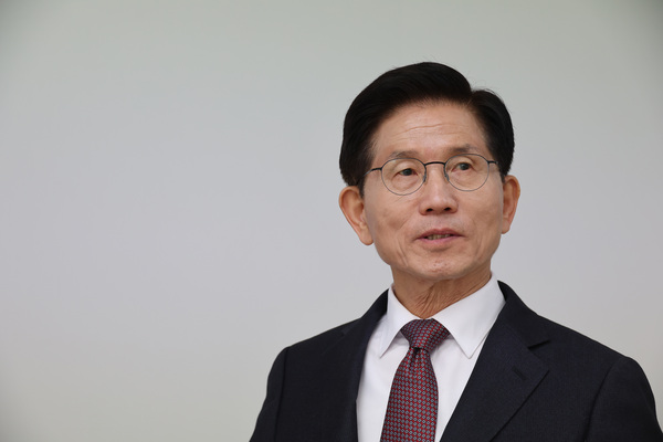 대선 출마를 선언한 김문수 전 고용노동부 장관이 10일 서울 여의도 대하빌딩에서 연합뉴스 취재진과 인터뷰하고 있다. /연합