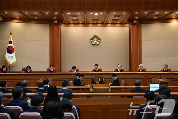 문형배 헌법재판소장 권한대행이 지난 4일 오전 서울 종로구 헌법재판소 대심판정에서 윤석열 대통령 탄핵심판 인용 결정문을 낭독하고 있다. /뉴스1