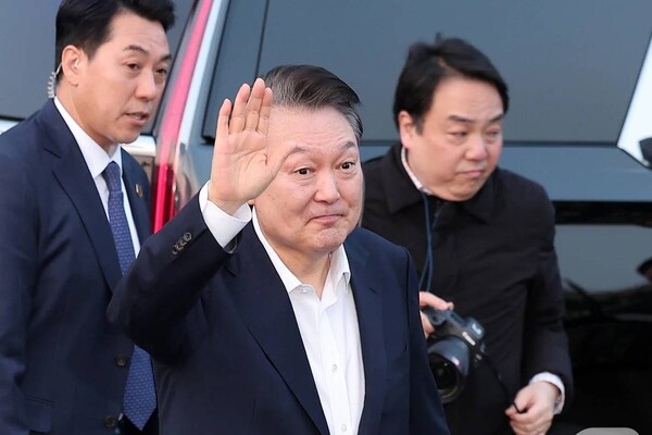 법원의 구속취소 청구 인용으로 석방된 지난달 8일 당시 윤석열 대통령이 서울 용산구 한남동 대통령 관저 앞 지지자들에게 인사하고 있는 모습. /뉴스1