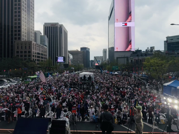 12일 오후 서울 광화문 광장에서 윤석열 전 대통령을 지지하는 ‘국민저항권 광화문 국민대회’가 열리고 있다. 이날 비가 오는 날씨에도 주최 측 추산 100만 명의 애국시민이 참석해 “윤 어게인(Yoon Again)”을 외쳤다 . /대국본