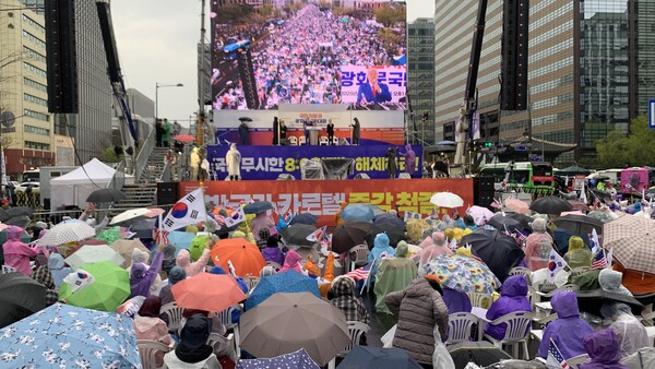 12일 집회에서 국민의힘 조배숙 의원은 여당에 대한 탄핵 책임론 비판을 진화시키려 민심 수습에 나섰지만, 현장 분위기는 대체로 냉랭했다. /대국본