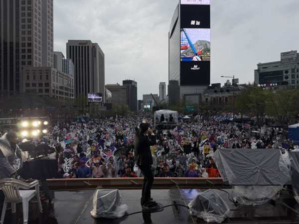 12일 집회에서 2부 순서인 '청년의 시간'이 진행되고 있는 모습. /대국본