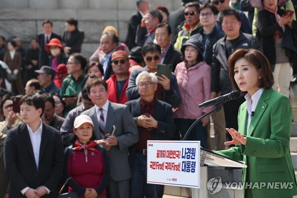 지난 11일 국회 본청 계단 앞에서 대선 출마 선언을 하는 나경원 국민의힘 의원. 나경원 의원은 대선출마의 변을 통해 "이번 대선은 이기느냐 지느냐의 문제가 아닌 체제 전쟁"이라며 반드시 승리해야 한다고 역설했다. 이날 나 의원 출마선언에는 한동훈 전 대표 출마 선언 때보다 많은 인파가 몰린 것으로 보였다. /연합