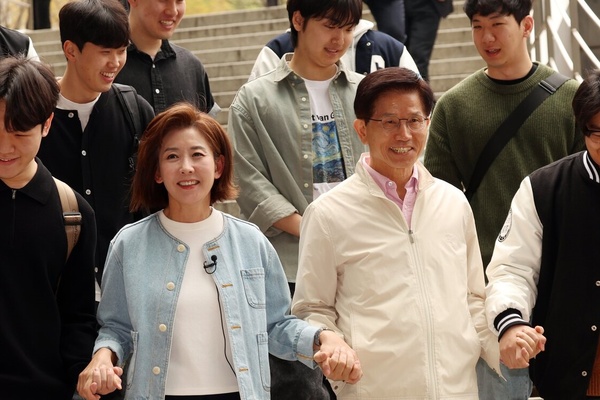 김문수·나경원 예비후보가 지난 12일 서울 중앙대 패스트푸드점 인근 계단을 청년들과 손을 잡고 내려오고 있다. /뉴스1