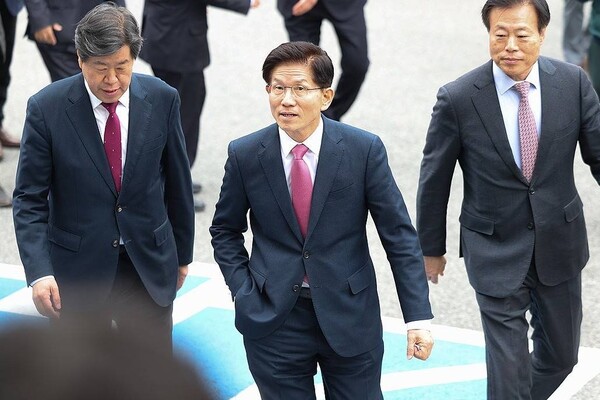 대선 출마를 선언한 김문수 전 고용노동부 장관(가운데)이 14일 경북 안동시 경상북도유교문화회관을 방문하고 있다. 다. /연합