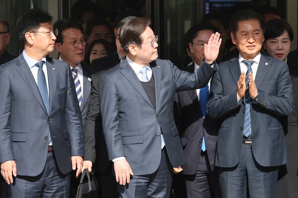 더불어민주당 이재명 대표가 지난 3월 26일 서울중앙지법에서 열린 공직선거법 위반 사건 항소심에서 무죄를 선고받은 뒤 지지자들을 향해 인사하고 있다. /연합