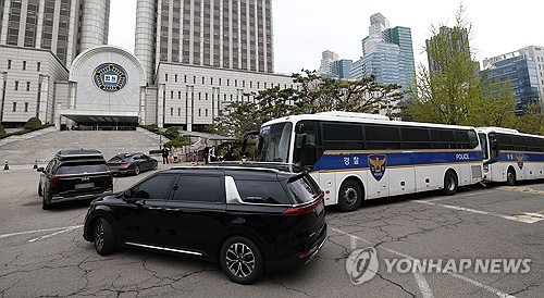내란 우두머리 혐의로 기소된 윤석열 전 대통령의 첫 형사재판이 14일 서울중앙지법에서 열렸다. 윤 전 대통령이 탑승한 차량이 이날 서울 서초구 서울중앙지방법 지하주차장으로 들어가고 있다. /사진공동취재단 연합
