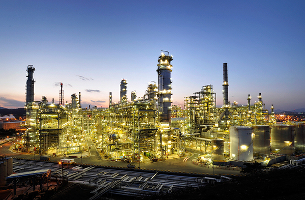 울산광역시 울주군 소재 에쓰오일 온산공장 모습. 지난 11일 새벽부터 아침까지 이곳 동문 앞에서 민노총과 한노총 조합원 간의 대규모 몸싸움이 벌어진 것으로 전해졌다. 이 과정에서 부상자도 발생했다고 한다. /에스오일 공개사진