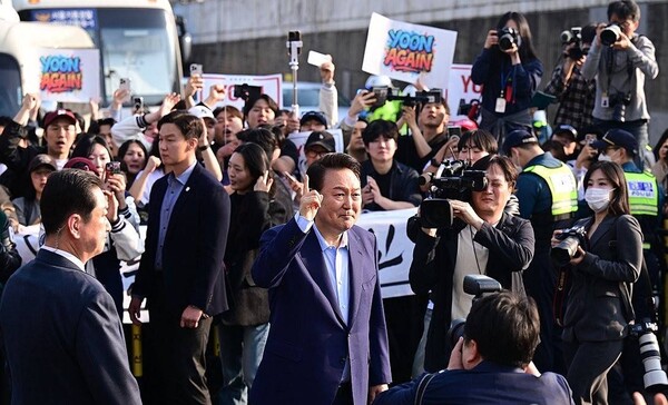 윤석열 전 대통령이 지난 11일 서울 용산구 한남동 관저에서 나와 서초동 사저로 향하기 전 지지자들을 향해 인사하고 있다. /연합