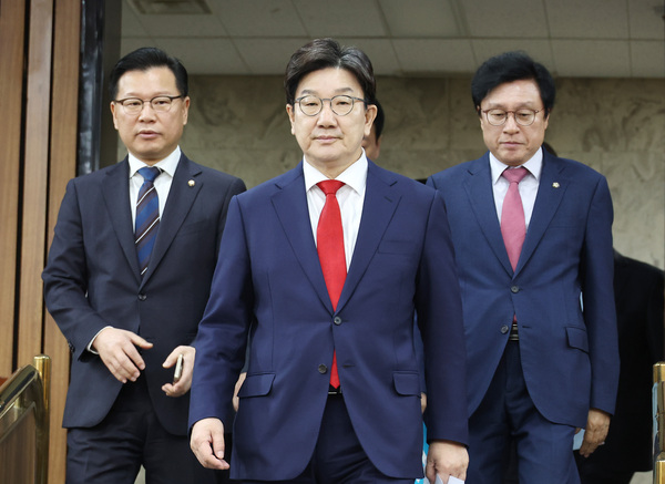 국민의힘 권성동 원내대표(가운데)가 15일 국회에서 열린 원내대책회의에 입장하고 있다. 권 원내대표는 이날 회의에서 이재명 집권 반대 세력의 규합 필요성을 강조했다. /연합