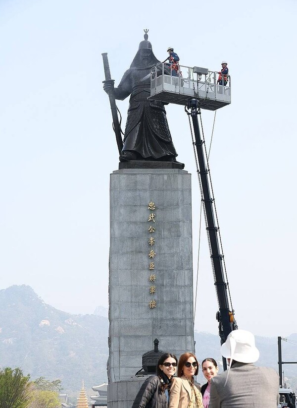 '장군님 시원하시죠?'...광화문 이순신 장군 동상 봄맞이 세척