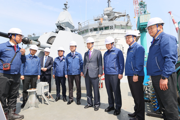 한덕수 대통령 권한대행 국무총리가 16일 HD현대중공업 울산 조선소에서 초계함에 승선해 설명을 듣고 있다. /연합