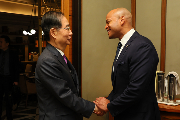 한덕수 대통령 권한대행 국무총리가 16일 서울 종로구 포시즌스 호텔에서 무역사절단과 함께 방한한 웨스 무어 미국 메릴랜드 주지사를 만나 인사하고 있다. /연합