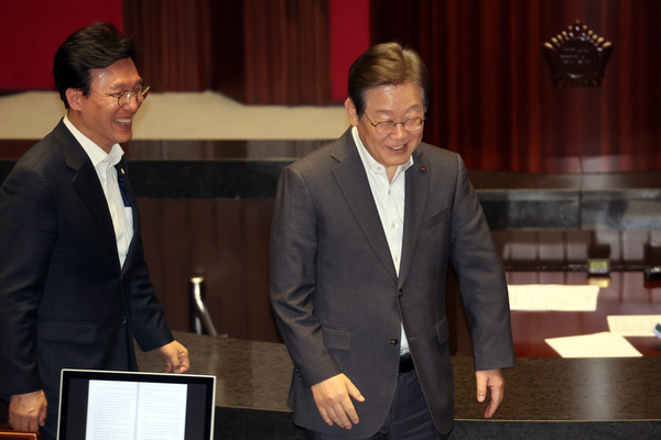 더불어민주당 이재명 전 대표가 17일 국회 본회의에서 상법 개정안과 내란·명태균 특검법 등 재의요구 안에 대한 재표결 투표를 마친 뒤 자리로 향하고 있다. /연합