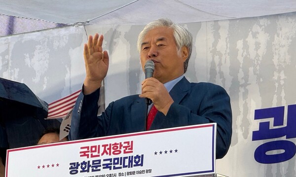 전광훈 국민혁명의장은 19일 광화문 국민대회에서 "국민의힘이 윤 대통령을 탈당시키려 한다면 자유통일당이 대통령을 모시고 오겠다"고 밝혔다. /대국본