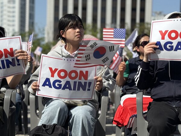 21일 부산역 광장에서 열린 ‘국민저항권 광화문 국민대회를 위한 지역집회’에서 한 청년이 ‘윤 어게인’이 적힌 손팻말을 들고 있다. /대국본