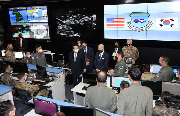 2022년 5월 조 바이든 미 대통령 방한 당시 오산공군기지 항공우주작전본부 작전조정실를 찾은 윤석열 대통령. 오산공군기지에는 전 세계 미군부대에 몇 없는 종합지휘상황통제실이 있는 것으로 알려졌다. /연합