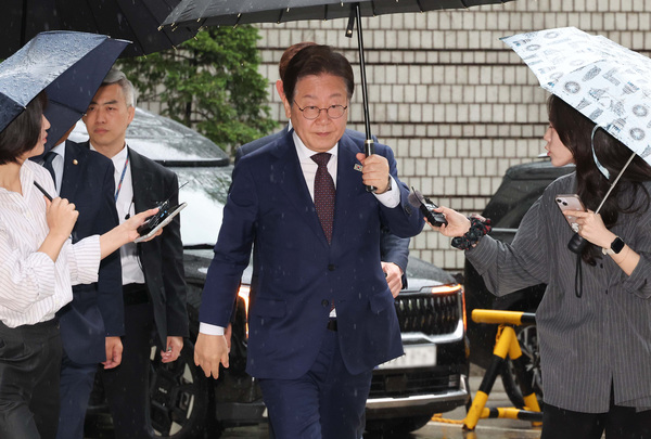 더불어민주당 이재명 대선 경선 후보가 22일 서울 서초구 서울중앙지법에서 열린 ‘대장동 배임·성남FC 뇌물’ 1심 속행 공판에 출석하고 있다. /연합