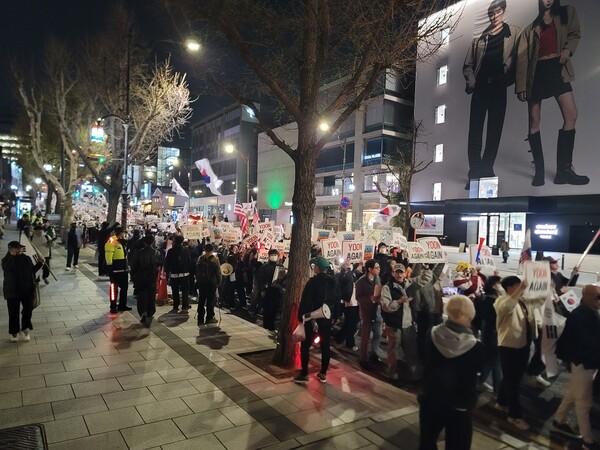 자유대학 등 탄핵 반대 단체가 8일 저녁 이태원역 앞에서 '윤 어게인'(Yoon Again) 집회를 열고 관저 앞까지 행진하고 있다. /연합