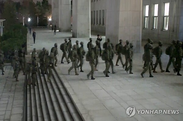 지난해 12월 3일 밤 윤석열 대통령의 계엄령 선포 이후 국회 본청에 진입하는 계엄군 병력들. 이들 가운데 실탄 등 살상용 무기를 소지한 병력은 없었던 것으로 나중에 드러났다. /연합