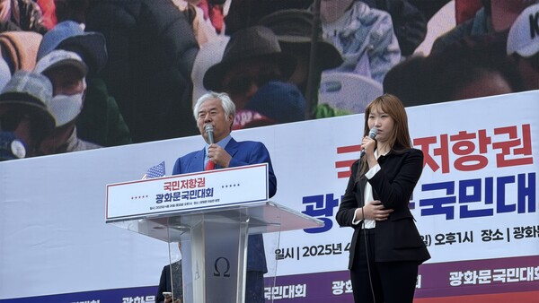 전 의장은 이날 집회에서 "현재 대한민국은 무너지지 않은 곳이 하나도 없는 총체적 난국"이라며 "국민저항으로 혁명을 일으키려면 1000만 서명에 힘써야 한다"고 강조했다. /대국본