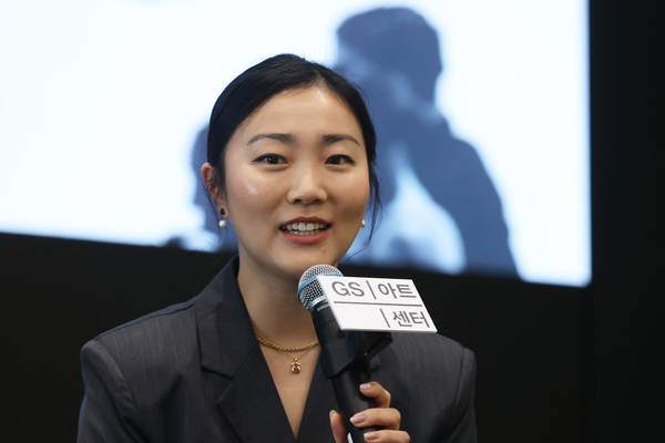 윤소정 무용수가 28일 서울 강남구 GS타워에서 열린 기자 간담회에서 질문에 답하고 있다. /연합
