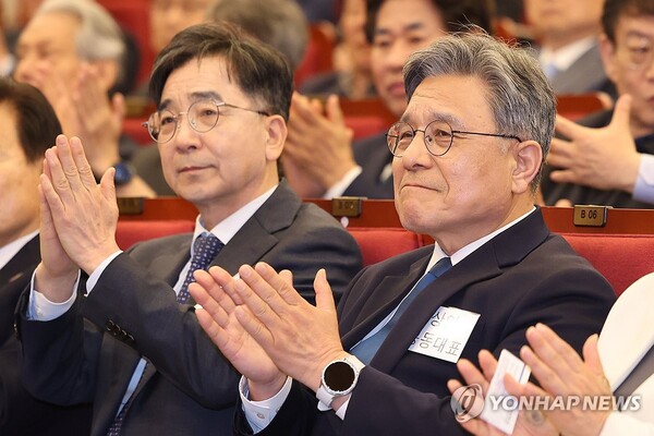 지난 16일 서울 여의도 국회도서관 대강당에서 열린 싱크탱크 ‘성장과 통합’ 출범식에서 유종일·허민 상임 공동대표(왼쪽부터)가 박수치고 있다. 이들은 ‘이재명 싱크탱크’로 알려졌지만 이재명 더불어민주당 대선후보는 선을 그었다. /연합