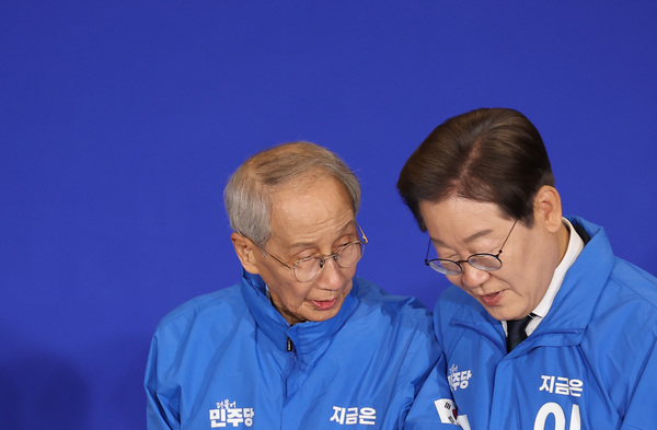 30일 서울 여의도 국회 의원회관에서 열린 더불어민주당 제21대 대통령선거 ‘진짜 대한민국’ 중앙선거대책위원회 출범식에서 이재명 대선 후보와 윤여준 상임총괄선대위원장이 단상을 내려가고 있다. /연합