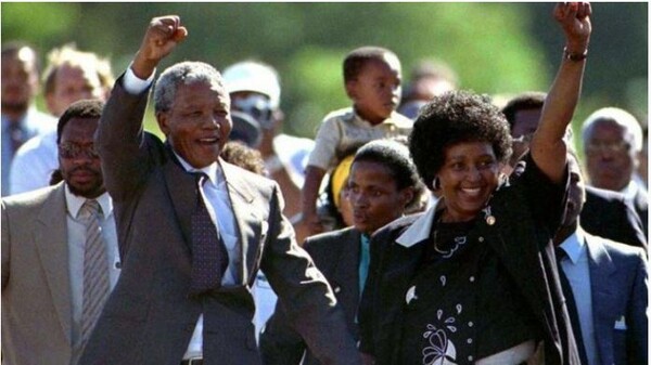 1990년 27년 만에 석방된 넬슨 만델라와 그의 영혼의 동반자 위니. 